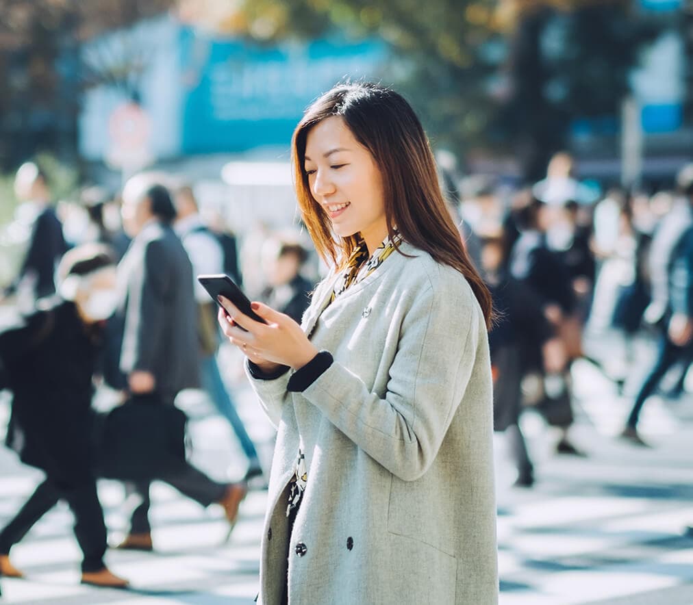 スマートフォンを見ている女性