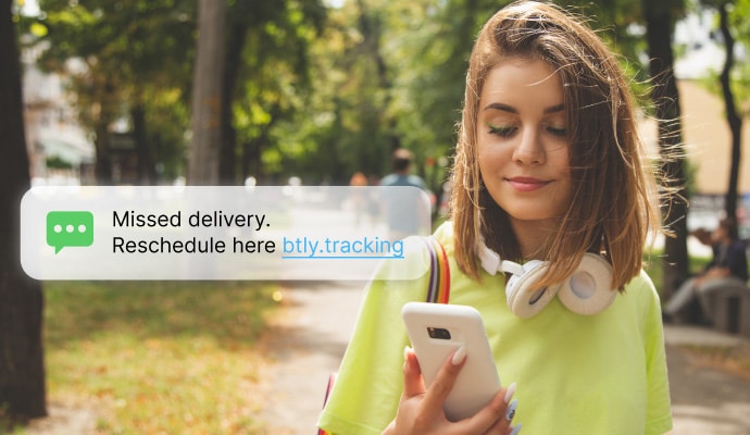 テキストメッセージおよび通話保護：スマートフォンでメッセージをチェックする女性