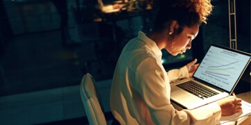 ノートパソコンの前に座っている女性