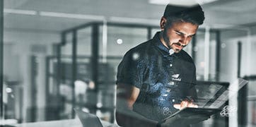 タブレットデバイスを使用している男性