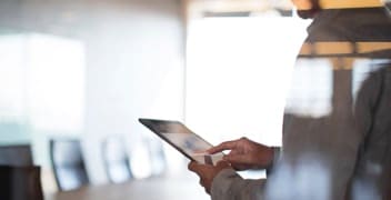 タブレットデバイスを使用している人物